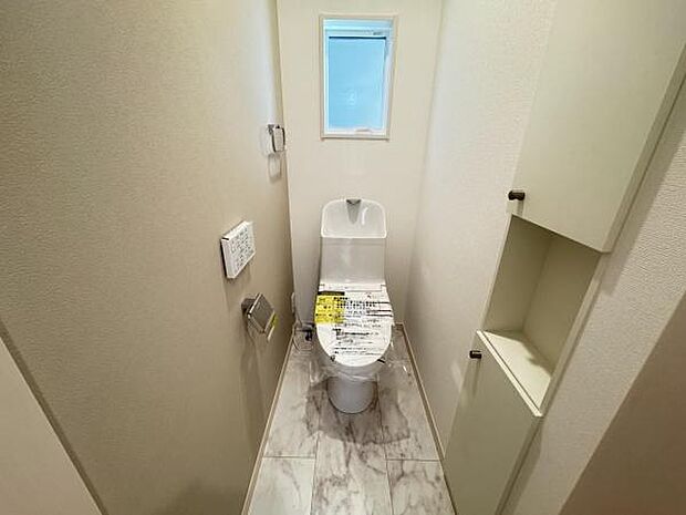 シャワー洗浄機能付のトイレは、清潔感が印象的な空間ですね。
