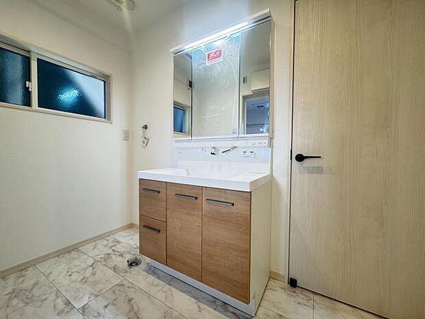 洗面化粧台です。朝の身支度から1日が始まります。