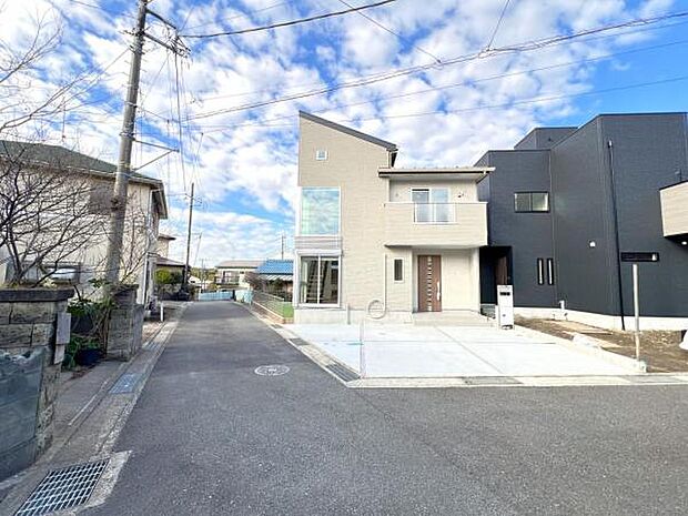 前面道路を含めた現地写真です。角地で開放感がございますね。