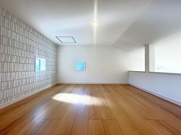 約5.1帖のロフトがございます。窓・照明もあり、様々な用途にお使いいただけます。