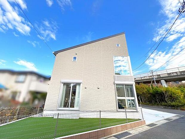 木造在来工法、間取りはファミリー向けにロフト付きで3LDKございます。