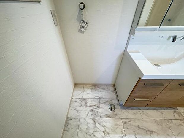 独立洗面台の横にはランドリースペースがございます。