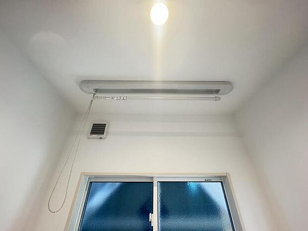 お天気を気にせずお洗濯ができ、室内干し専用の竿掛けもございます。