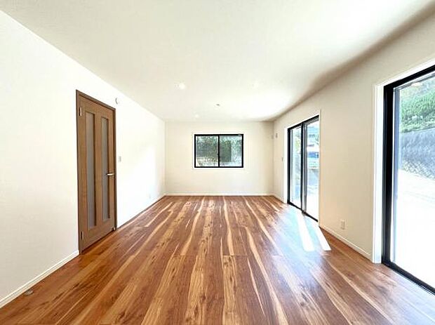 家族団らんの場所としてゆったりと居心地の良いリビングです。