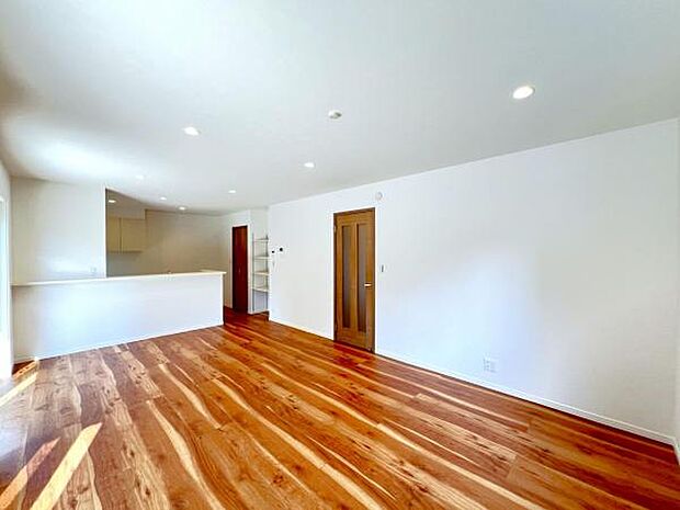 お食事中もキッチンと会話が楽しめるダイニングスペース。