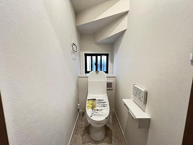 シャワー洗浄機能付のトイレは、清潔感が印象的な空間ですね。