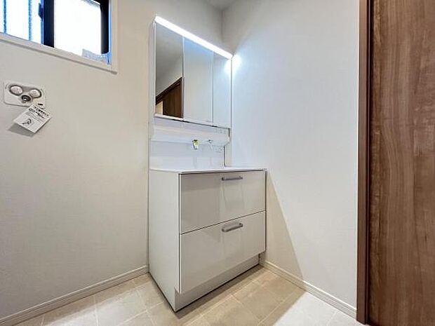 洗面化粧台です。朝の身支度から1日が始まります。