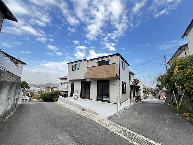 前面道路を含めた現地写真です。角地で開放感がございますね。