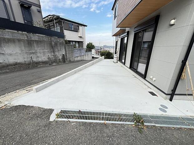 駐車場ももちろん完備しておりますのでお車所有の方にも心強いです。