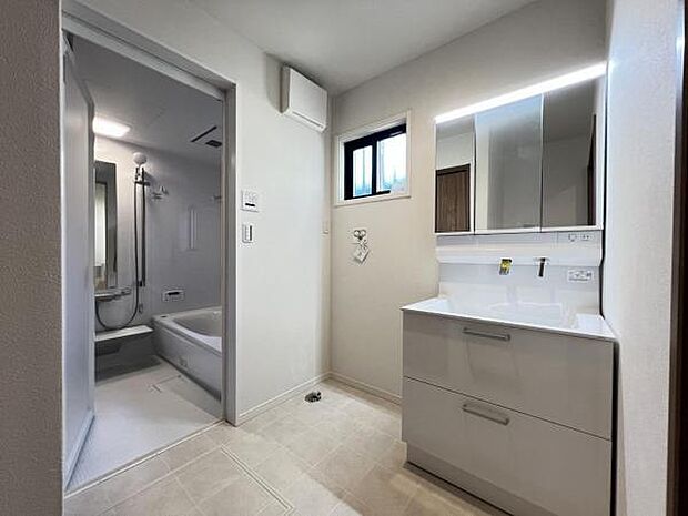 脱衣所は小さなお子様がいるご家庭にも重宝されます。