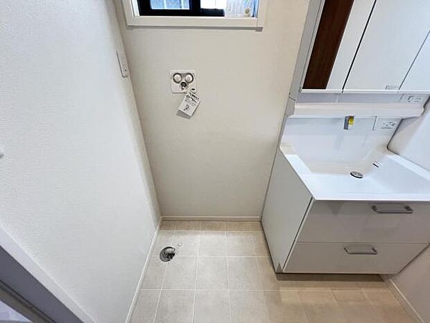 独立洗面台の横にはランドリースペースがございます。