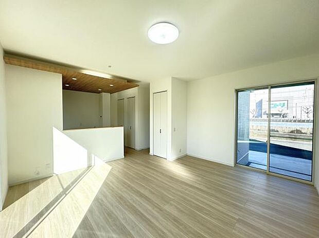 お食事中もキッチンと会話が楽しめるダイニングスペース。