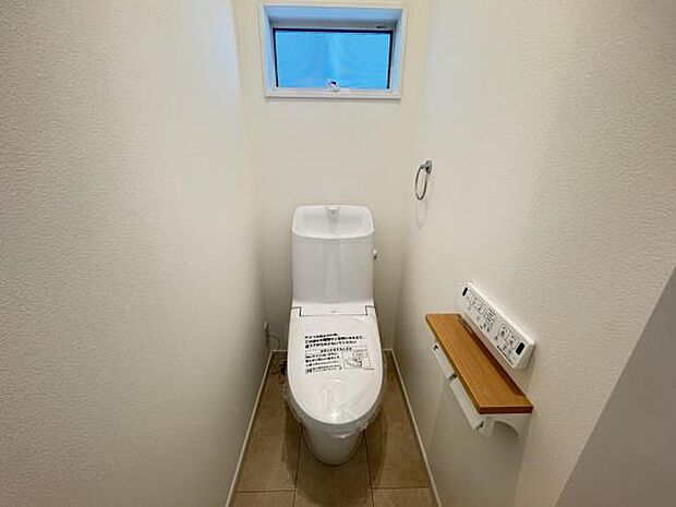 シャワー洗浄機能付のトイレは、清潔感が印象的な空間ですね。