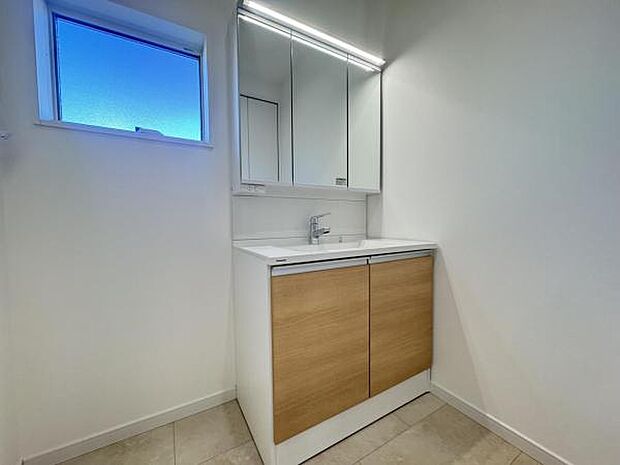 洗面化粧台です。朝の身支度から1日が始まります。