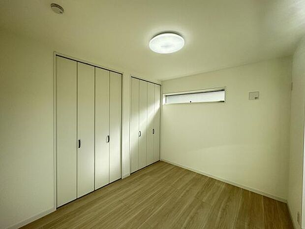 いつでもお部屋をスッキリお使い頂ける収納スペースを設置。