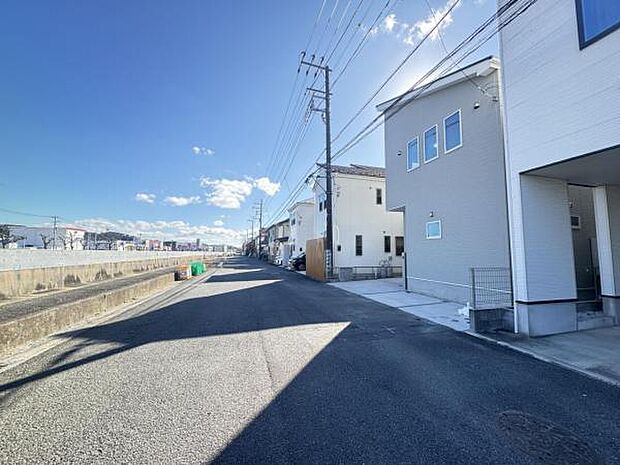 前面道路を含めた現地写真です。