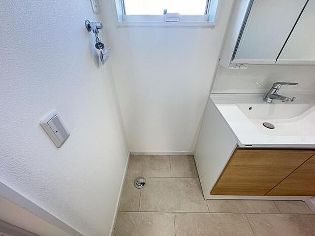 独立洗面台の横にはランドリースペースがございます。