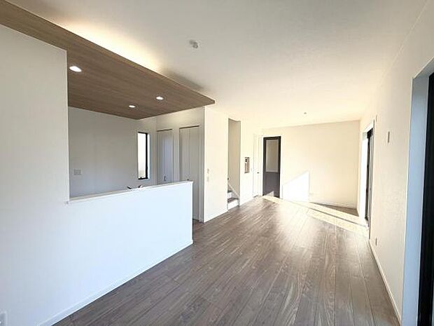 お食事中もキッチンと会話が楽しめるダイニングスペース。