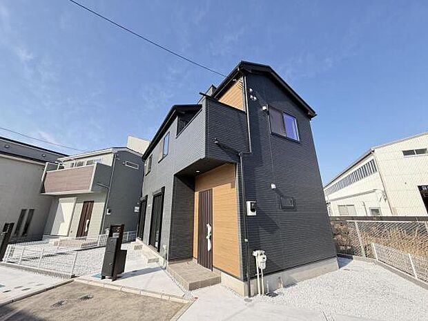 木造在来工法、間取りはファミリー向けの屋上付き4LDKの住宅です。