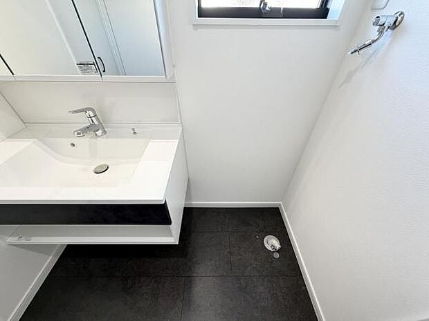 独立洗面台の横にはランドリースペースがございます。