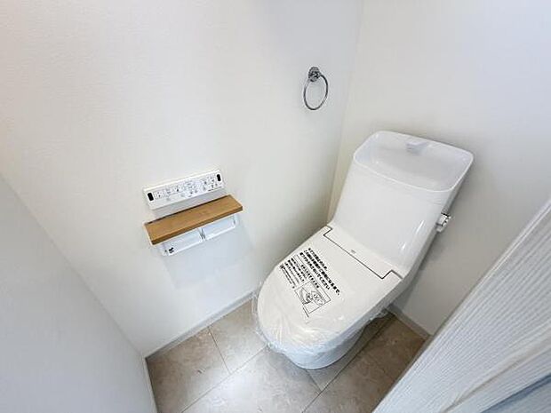 シャワー洗浄機能付のトイレは、清潔感が印象的な空間ですね。