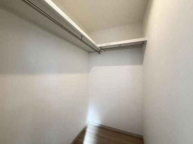 ウォークインクローゼットがあり収納スペースも豊富。季節物もスッキリ片付きそうです。