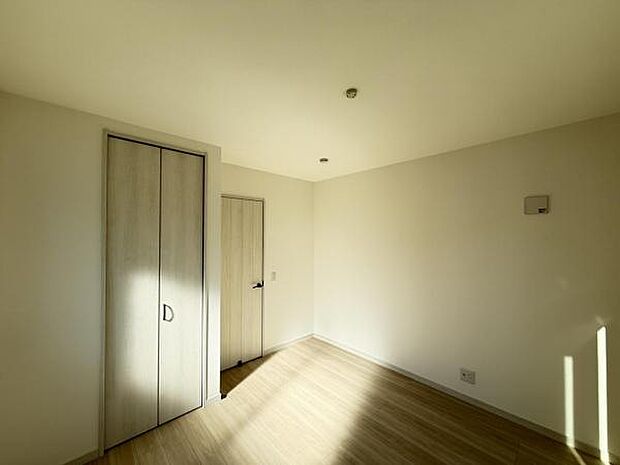 いつでもお部屋をスッキリお使い頂ける収納スペースを設置。