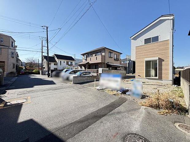 前面道路を含めた現地写真です。