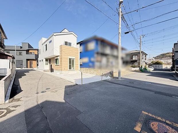 前面道路を含めた現地写真です。