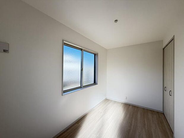 5.6帖の洋室はゲストルームとしてもお使い頂けますね。