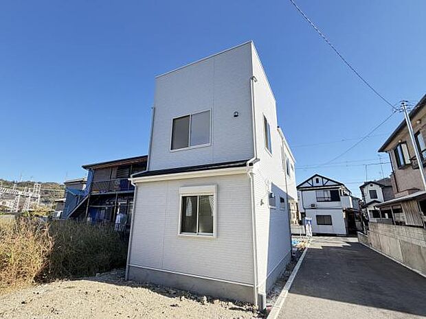 木造在来工法、間取りはファミリー向けの屋上付き3LDKの住宅です。