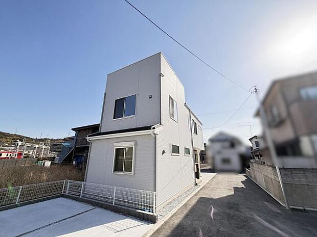 木造在来工法、間取りはファミリー向けの屋上付き3LDKの住宅です。