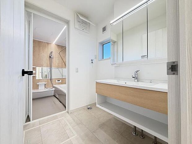 脱衣所は小さなお子様がいるご家庭にも重宝されます。