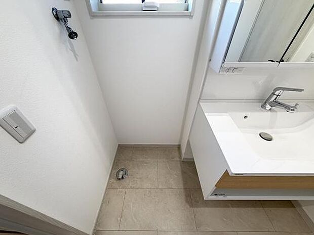 独立洗面台の横にはランドリースペースがございます。