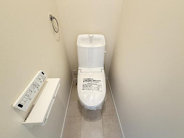 シャワー洗浄機能付のトイレは、清潔感が印象的な空間ですね。