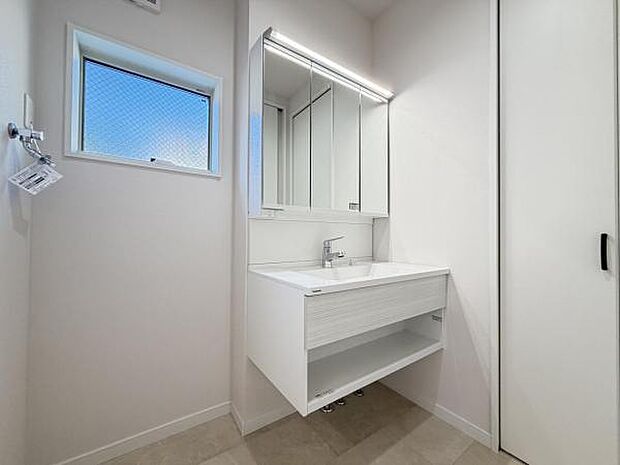 洗面化粧台です。朝の身支度から1日が始まります。