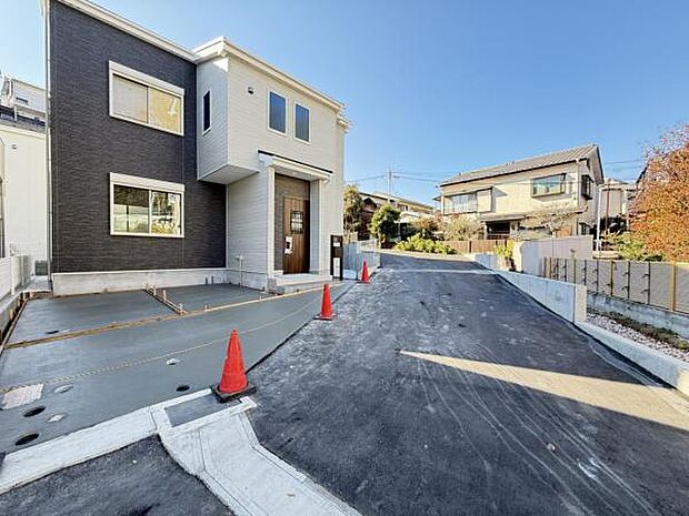 前面道路を含めた現地写真です。