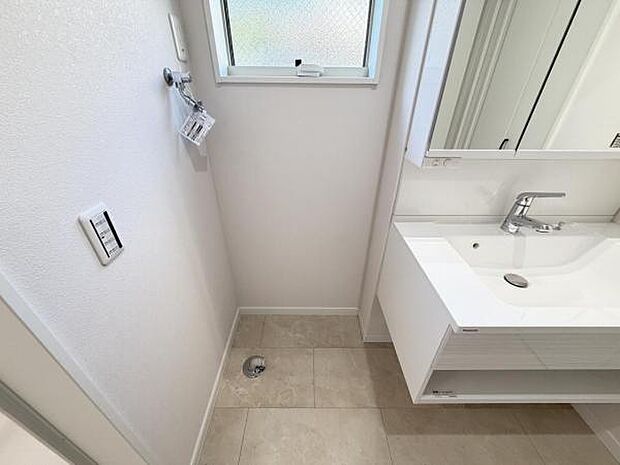 独立洗面台の横にはランドリースペースがございます。