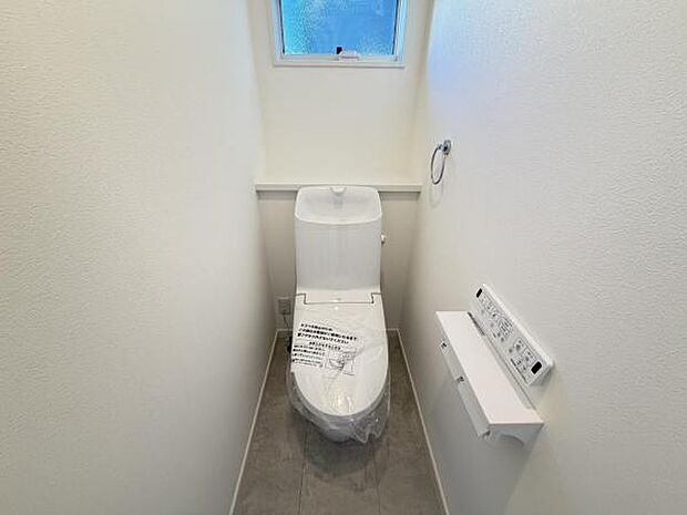 シャワー洗浄機能付のトイレは、清潔感が印象的な空間ですね。