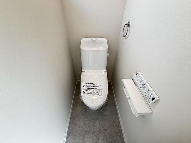 シャワー洗浄機能付のトイレは、清潔感が印象的な空間ですね。