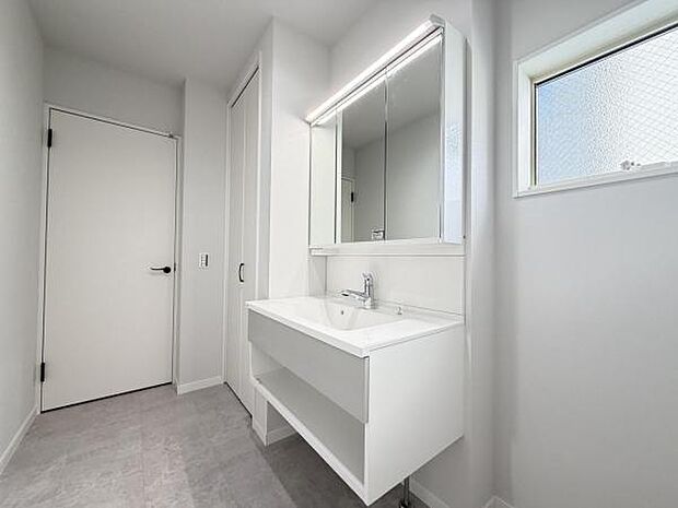 洗面化粧台です。朝の身支度から1日が始まります。