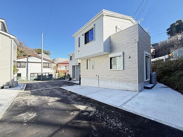 前面道路を含めた現地写真です。