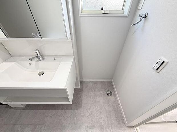 独立洗面台の横にはランドリースペースがございます。