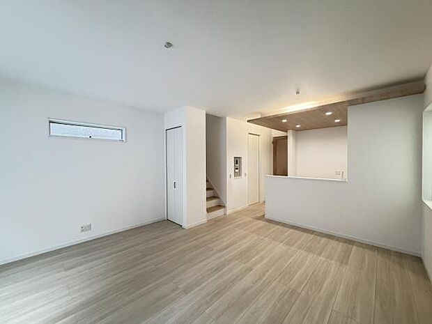 お食事中もキッチンと会話が楽しめるダイニングスペース。