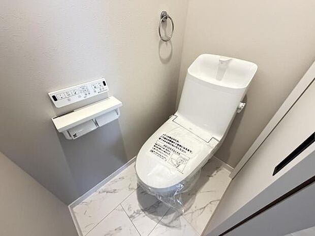 シャワー洗浄機能付のトイレは、清潔感が印象的な空間ですね。