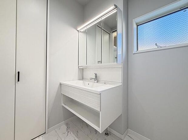 洗面化粧台です。朝の身支度から1日が始まります。