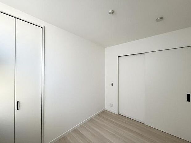 いつでもお部屋をスッキリお使い頂ける収納スペースを設置。