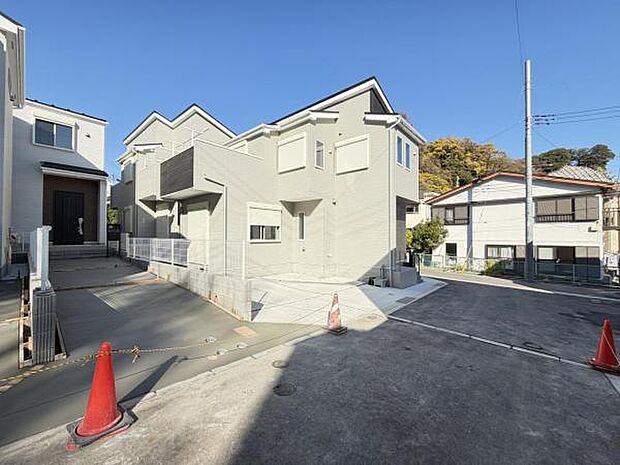 前面道路を含めた現地写真です。