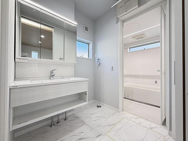 脱衣所は小さなお子様がいるご家庭にも重宝されます。