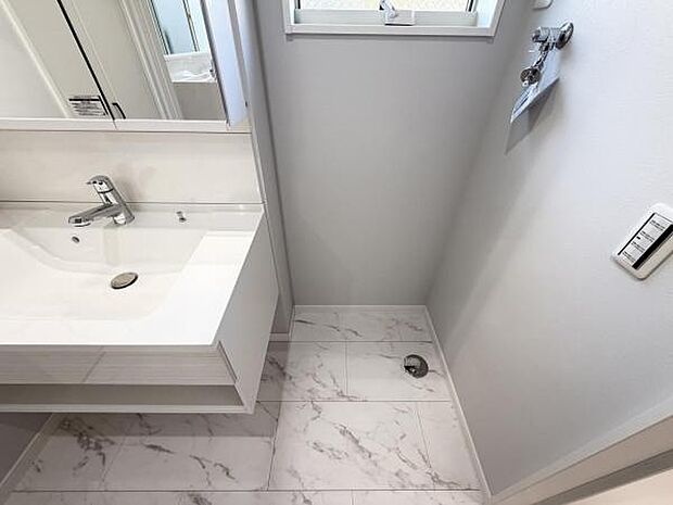 独立洗面台の横にはランドリースペースがございます。